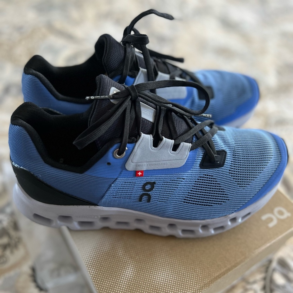 On Running Cloudstratus Size 8.5 Blue